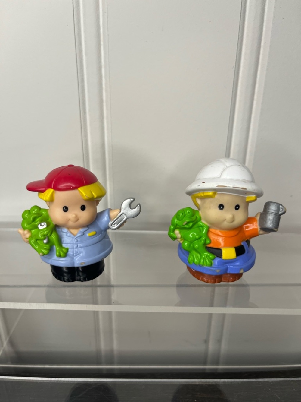 Little people Edie with frogs
